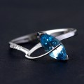 Anel de Ouro Branco com Pedra Topzio Azul 9/5 mm e 3 Diamantes de 0.5 Pontos