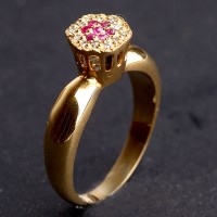 Ring Shower with 18 Diamond Half Point and 7 Ruby