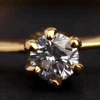 Anillo solitario de oro de 18 k 0750 con 1 diamante de 2 puntas