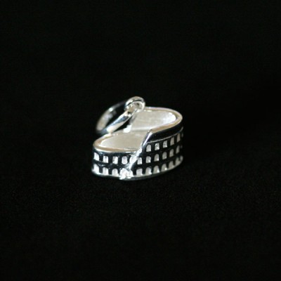 News Releases and Silver Jewelry, Stainless Steel and 18K Gold - Earrings, Rings, Pendants, scapulars, Bangles, Bracelets, Necklaces and Chokers