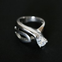 Anillo de Acero Hoja con Zirconia Piedra