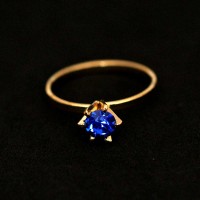 Anillo solitario de semi joya chapado en oro