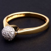 Anel Solitrio com Ouro Amarelo e Ouro Branco com 22 Diamantes de Meio Ponto Cada