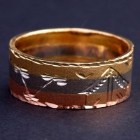 Anillo de Oro Amarillo, Oro Rojo y Oro Blanco con Diseo de Esclavos de Egipto