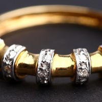 Anel de Ouro Amarelo e Ouro Branco Meia Aliança com 5 Diamantes de Meio Ponto