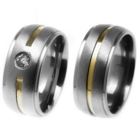 Aliana em ao inox anatmica 8mm com rebaixo lateral e um filete em ouro de 1,2mm / Aliana em ao inox anatmica 8mm c/ rebaixo lateral, um filete em ouro e pedra de 2mm de zircnia