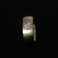 AlianaAnatmicadeOuro18k750FoscoLargura7.4mmEspessura1.5mmcom7Diamantesde1Ponto