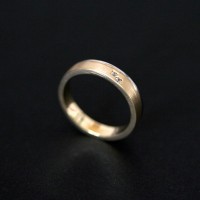 AlianaAnatmicadeOuro2k750eOuroBranco2k0750Largura5.0mmEspessura1.5mmcom2Diamantesde2Ponto
