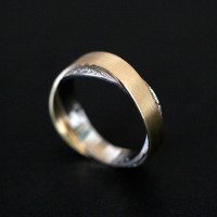 AlianaAnatmicadeOuro18k750eOuroBranco18k0750Largura6.0mmEspessura1.5mmcom4Diamantesde2Pontose8Diamantesde1Ponto