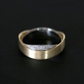 AlianaAnatmicadeOuro18k750eOuroBranco18k0750Largura6.0mmEspessura1.5mmcom4Diamantesde2Pontose8Diamantesde1Ponto