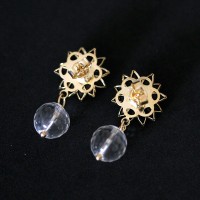 BrincoSemiJiaFolheadoaOuroFlorcomResinaeBoladeCristal