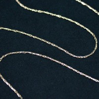 Gargantilha Semi Jóia Folheado a Ouro Pingente Boneca de Luxo Laço com Pedras de Zircônia 45cm
