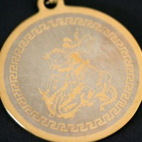 Pingente de Aço Detalhe em Ouro Espada de São Jorge